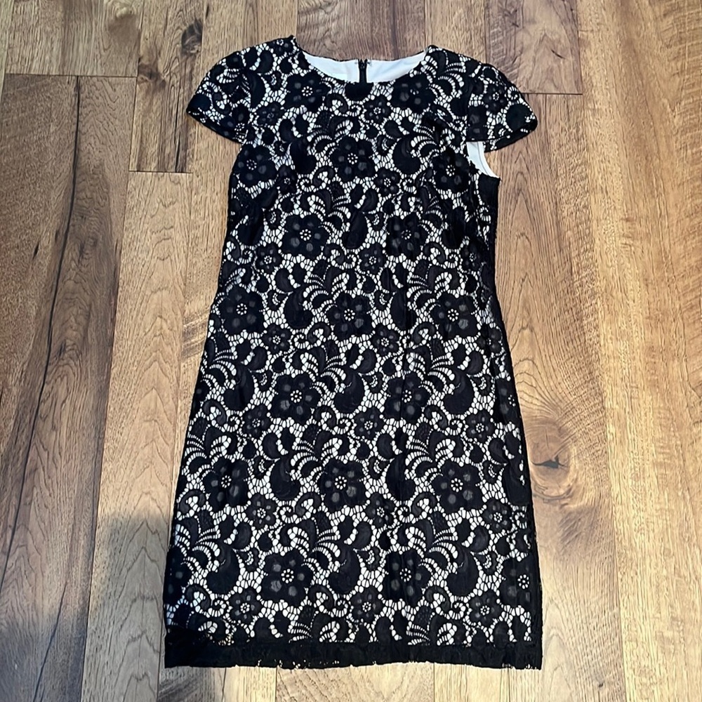 Ivy & Blu Woman’s Black Lace Short Sleeve Dress Size 4